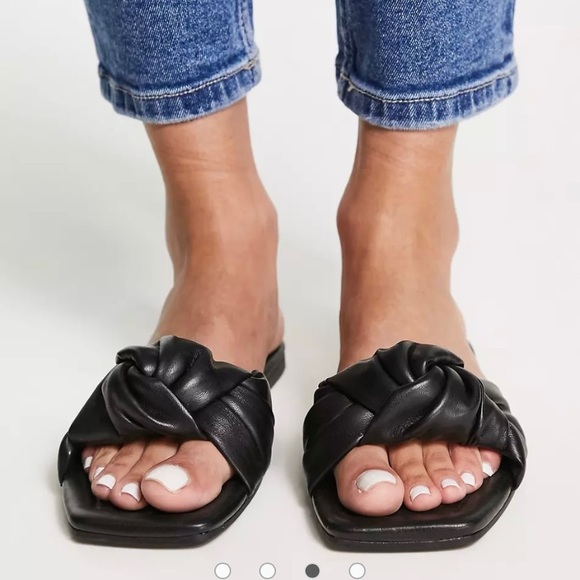 Asos Stradivarius padded knot flat sandal in black. - Picture 3 of 5